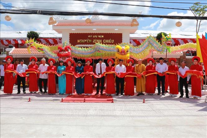 Các đại biểu cắt băng khánh thành Nhà lưu niệm Nguyễn Đình Chiểu. Ảnh: Bùi Giang - TTXVN