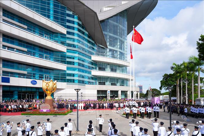 Lễ thượng cờ kỷ niệm 29 năm ngày Hong Kong trở về Trung Quốc, sáng 1/7/2026. Ảnh: THX/TTXVN phát