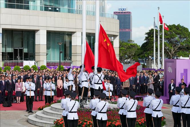 Lễ thượng cờ kỷ niệm 29 năm ngày Hong Kong trở về Trung Quốc, sáng 1/7/2026. Ảnh: THX/TTXVN phát