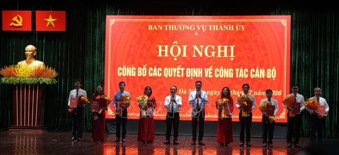 Thường trực Thành ủy Đà Nẵng trao quyết định và tặng hoa chúc mừng các đồng chí nhận nhiệm vụ mới. Ảnh: Anh Dũng – TTXVN