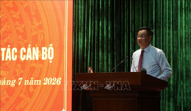Bí thư Thành ủy Đà Nẵng Lê Ngọc Quang giao nhiệm vụ cho các đồng chí nhận nhiệm vụ mới. Ảnh: Anh Dũng - TTXVN