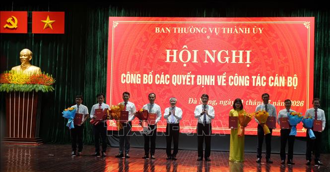 Thường trực Thành ủy Đà Nẵng trao quyết định và tặng hoa chúc mừng các đồng chí nhận nhiệm vụ mới. Ảnh: Anh Dũng – TTXVN
