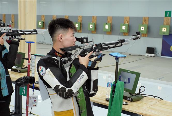 Vận động viên Lương Đoàn Duy Anh (Đoàn Phú Thọ) thi đấu ở nội dung 10m súng trường hơi nam U18. Ảnh: Trung Tuyến – TTXVN