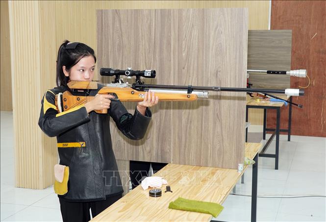 Vận động viên Phạm Thảo Vân (Đoàn Hà Nội) thi đấu nội dung 10m súng trường hơi di động nữ U18. Ảnh: Trung Tuyến – TTXVN