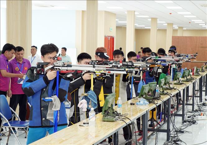 Các vận động viên tranh tài ở nội dung 10m súng trường hơi nam U18. Ảnh: Trung Tuyến – TTXVN
