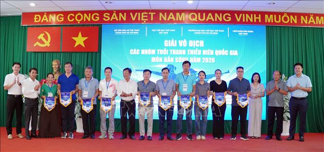 Ban tổ chức trao cờ lưu niệm cho các đơn vị tham dự giải. Ảnh: Trung Tuyến – TTXVN
