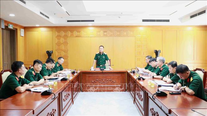 Thiếu tướng Nguyễn Quốc Hương, Phó Tư lệnh Quân khu 5, chủ trì buổi làm việc. Ảnh: Bộ Tư lệnh Quân khu V/TTXVN phát