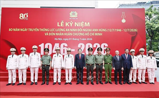 Chủ tịch Quốc hội Trần Thanh Mẫn chụp ảnh lưu niệm với lãnh đạo Bộ Công an. Ảnh: Doãn Tấn - TTXVN