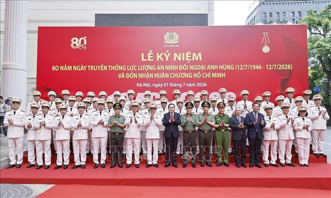 Chủ tịch Quốc hội Trần Thanh Mẫn chụp ảnh lưu niệm với lãnh đạo Bộ Công an và đại biểu. Ảnh: Doãn Tấn - TTXVN