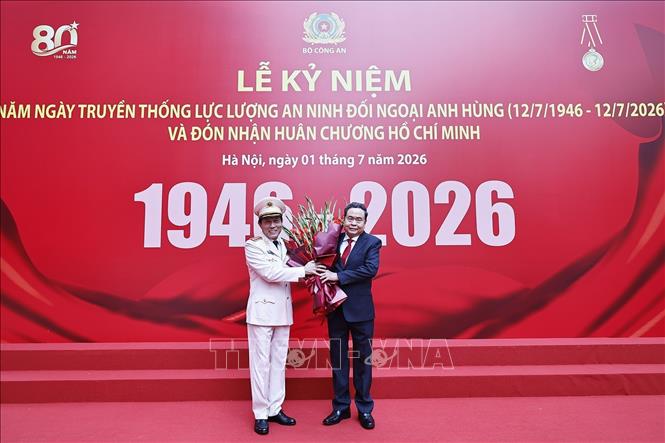 Bộ trưởng Bộ Công an Lương Tam Quang đón Chủ tịch Quốc hội Trần Thanh Mẫn dự Lễ Kỷ niệm. Ảnh: Doãn Tấn - TTXVN