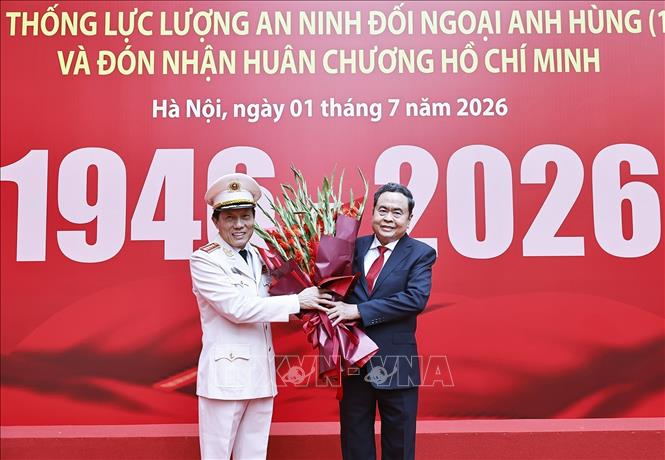 Bộ trưởng Bộ Công an Lương Tam Quang đón Chủ tịch Quốc hội Trần Thanh Mẫn dự Lễ Kỷ niệm. Ảnh: Doãn Tấn - TTXVN