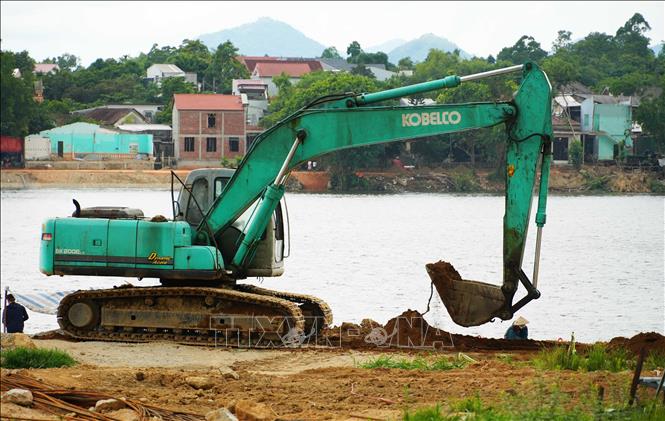 Thi công dự án chỉnh trang bờ Bắc sông Hương, thành phố Huế. Ảnh: Nguyên Lý - TTXVN