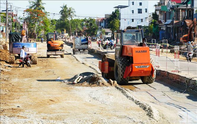 Thi công đường vành đai 3 đoạn qua phường Kim Long, thành phố Huế. Ảnh: Nguyên Lý - TTXVN