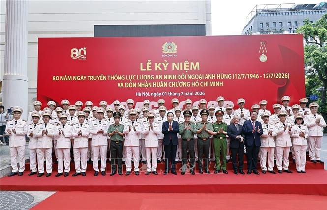 Chủ tịch Quốc hội Trần Thanh Mẫn chụp ảnh lưu niệm với lãnh đạo Bộ Công an và đại biểu. Ảnh: Doãn Tấn - TTXVN