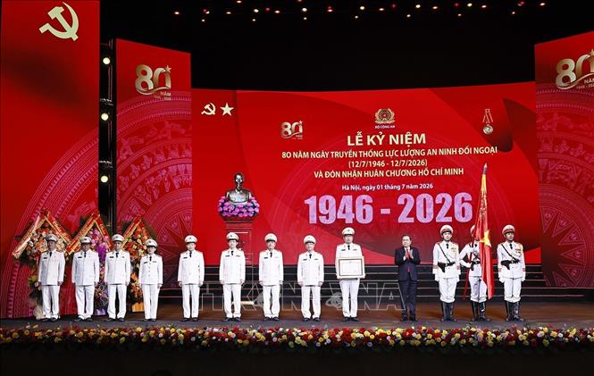 Chủ tịch Quốc hội Trần Thanh Mẫn trao Huân chương Hồ Chí Minh tặng Lực lượng An ninh đối ngoại. Ảnh: Doãn Tấn - TTXVN
