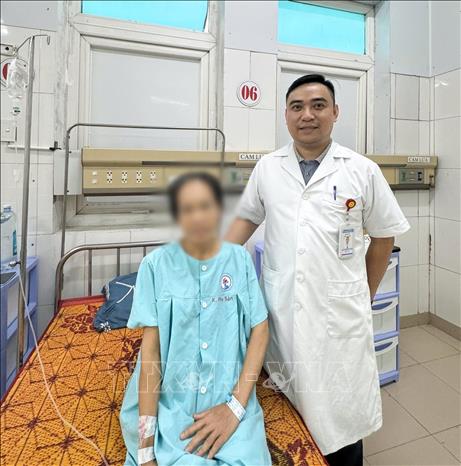 Sau phẫu thuật 6 tiếng, người bệnh tỉnh táo, các dấu hiệu sinh tồn ổn định và được chuyển về Khoa Phụ sản để tiếp tục theo dõi, điều trị. Ảnh: TTXVN phát