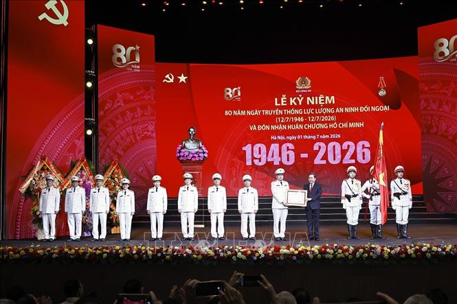 Chủ tịch Quốc hội Trần Thanh Mẫn trao Huân chương Hồ Chí Minh tặng Lực lượng An ninh đối ngoại. Ảnh: Doãn Tấn - TTXVN