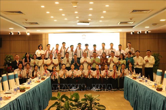Đại biểu Ủy ban Trung ương Mặt trận Tổ quốc Việt Nam và Trường song ngữ Lào - Việt Nam Nguyễn Du (Vientiane, Lào) chụp hình lưu niệm. Ảnh: Khoa Chương - TTXVN