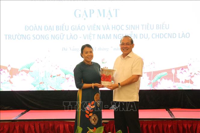 Đại diện lãnh đạo Trường song ngữ Lào - Việt Nam Nguyễn Du (Vientiane) tặng quà lưu niệm cho Ủy ban Trung ương Mặt trận Tổ quốc Việt Nam. Ảnh: Khoa Chương - TTXVN