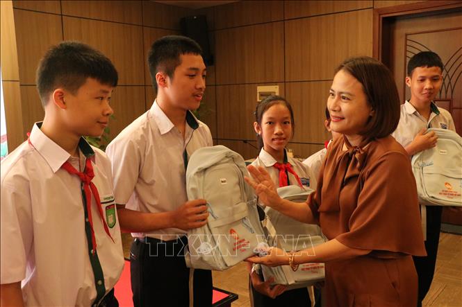 Lãnh đạo thành phố Đà Nẵng trao tặng quà cho học sinh tiêu biểu Trường song ngữ Lào - Việt Nam Nguyễn Du (Vientiane). Ảnh: Khoa Chương - TTXVN