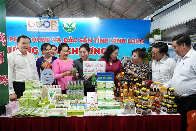 Lãnh đạo tỉnh Vĩnh Long tham quan các gian hàng sau lễ khai mạc. Ảnh: Phạm Minh Tuấn-TTXVN