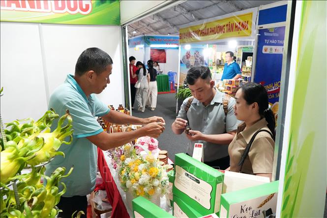 Người dân tham quan, mua sắm tại Hội chợ. Ảnh: Phạm Minh Tuấn-TTXVN