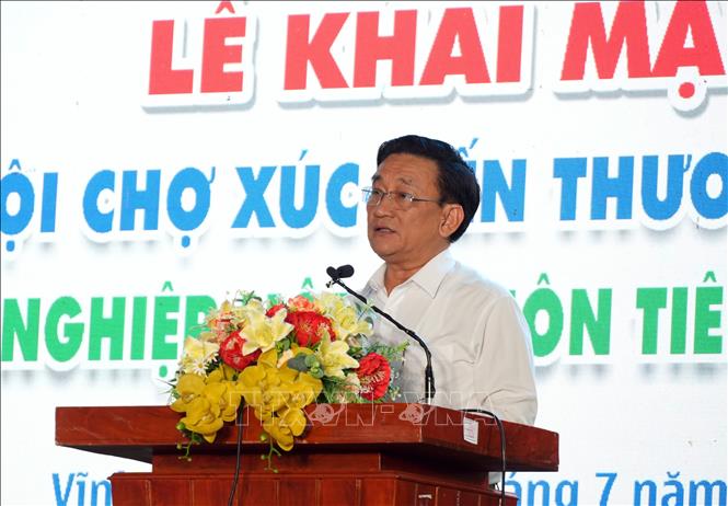 Giám đốc Sở Công Thương tỉnh Vĩnh Long Trần Quốc Tuấn phát biểu tại lễ khai mạc. Ảnh: Phạm Minh Tuấn-TTXVN