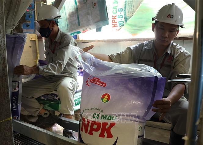 Sán xuất phân đạm phục vụ thị trường trong nước ở Nhà máy đạm Cà Mau (Công ty Cổ phần Tổng công ty Phân bón Dầu khí Cà Mau), tại xã Khánh An, tỉnh Cà Mau. Ảnh: Vũ Sinh - TTXVN