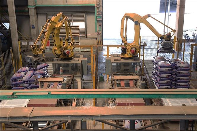 Dây chuyền đóng gói sản phẩm phân đạm tự động ở Nhà máy đạm Cà Mau (Công ty Cổ phần Tổng công ty Phân bón Dầu khí Cà Mau), xã Khánh An, tỉnh Cà Mau. Ảnh: Vũ Sinh - TTXVN
