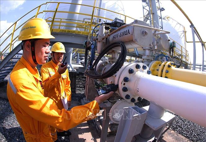 Công nhân của Nhà máy xử lý khí Cà Mau – Chi nhánh khí Tây Nam Bộ (Tổng công ty khí Việt Nam – CTCP) kiểm tra an toàn của hệ thống dẫn khí của Nhà máy khi đang vận hành. Ảnh: Vũ Sinh - TTXVN
