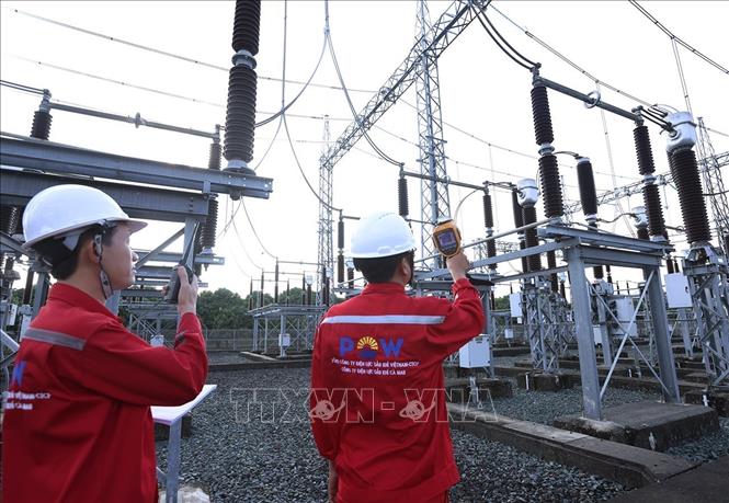 Kiểm tra an toàn trạm biến áp của nhà máy khi hoà vào hệ thống lưới điện quốc gia, Công ty Điện lực Dầu khí Cà Mau, xã Khánh An, tỉnh Cà Mau. Ảnh: Vũ Sinh - TTXVN