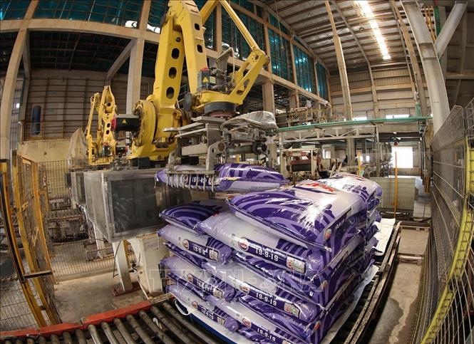 Dây chuyền bốc xếp tự động sản phẩm phân bón ure ở nhà máy của Công ty Cổ phần Tổng công ty Phân bón Dầu khí Cà Mau. Ảnh: Vũ Sinh - TTXVN