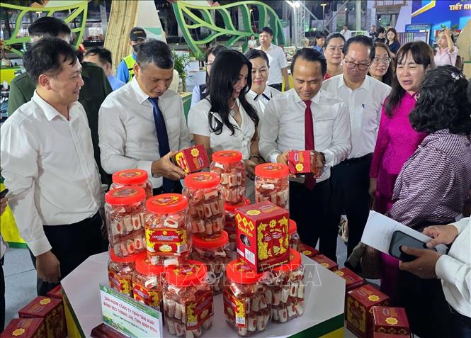Đại biểu tham quan các khu trưng bày hàng hóa tại hội chợ. Ảnh: Trần Lê Lâm - TTXVN 
