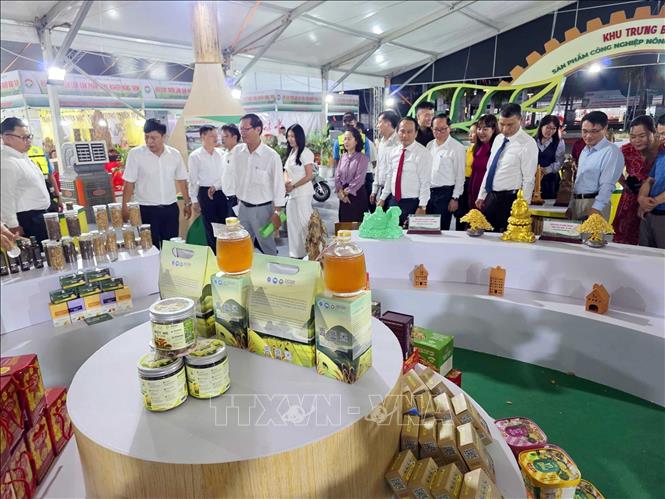 Các gian trưng bày sản phẩm của hội chợ. Ảnh: Trần Lê Lâm - TTXVN 