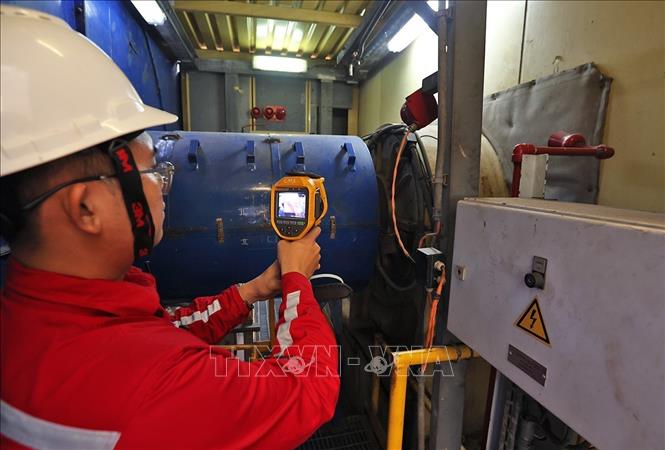 Công nhân Nhà máy điện Cà Mau kiểm tra an toàn của hệ thống dẫn khí của nhà máy đang vận hành sản xuất. Ảnh: Vũ Sinh - TTXVN
