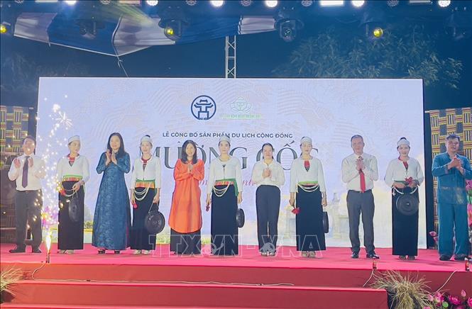 Các đại biểu thực hiện nghi thức công bố sản phẩm du lịch cộng đồng Mường Cốc. Ảnh: Tuyết Mai - TTXVN
