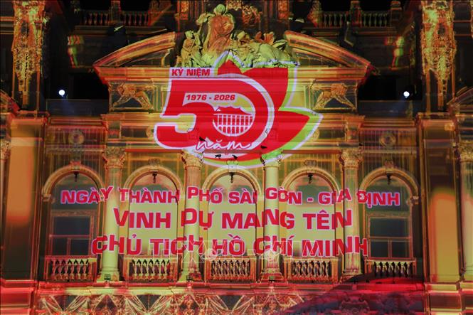 Logo kỷ niệm 50 năm ngày thành phố Sài Gòn - Gia Định vinh dự mang tên Chủ tịch Hồ Chí Minh được trình chiếu trên mặt tiền trụ sở UBND TP. Hồ Chí Minh trong đêm khai mạc chương trình 3D mapping. Ảnh: Hồng Đạt - TTXVN
