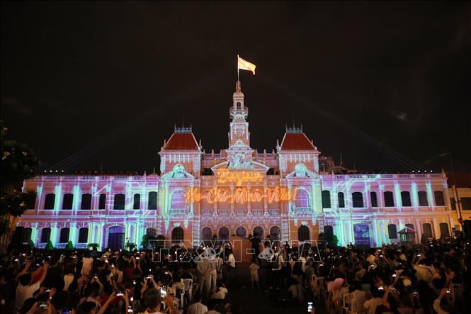 Ba tác phẩm 3D mapping gồm “Âm vang Đại Việt”, “Nửa thế kỷ tự hào - Nhịp đập Sài Gòn” và “Kỷ nguyên vươn mình” được trình chiếu trên nền kiến trúc mặt tiền trụ sở UBND TP. Hồ Chí Minh. Ảnh: Hồng Đạt - TTXVN