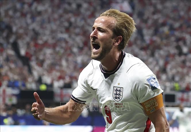 Harry Kane lập cú đúp siêu phẩm, giúp tuyển Anh gỡ bế tắc và vượt qua CHDC Congo để vào vòng 1/8. Ảnh: THX/TTXVN phát