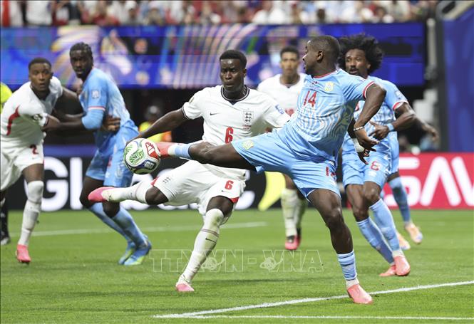 Tiền vệ số 14 của CHDC Congo Noah Sadiki nỗ lực phá bóng trước áp lực từ đối thủ tuyển Anh tại sân Atlanta. Ảnh: THX/TTXVN phát