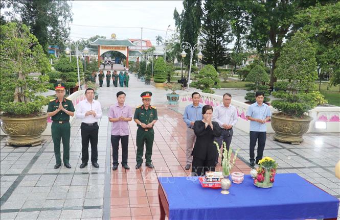Lãnh đạo và cán bộ, chiến sĩ thành phố Cần Thơ thực hiện nghi thức thắp hương tại buổi lễ. Ảnh: Ngọc Thiện - TTXVN