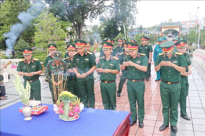 Lãnh đạo TP. Cần Thơ và cán bộ, chiến sĩ thành phố thực hiện nghi thức thắp hương tại buổi lễ. Ảnh: Ngọc Thiện - TTXVN