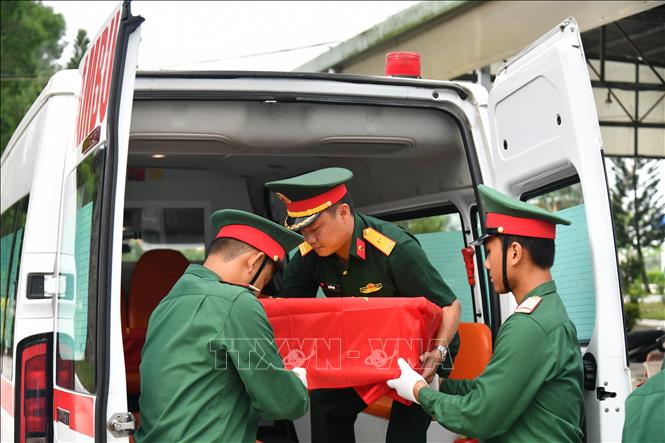 Các chiến sĩ đưa mẫu hài cốt đi giám định ADN. Ảnh: Ngọc Thiện - TTXVN