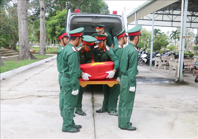 Các chiến sĩ đưa mẫu hài cốt đi giám định ADN. Ảnh: Ngọc Thiện - TTXVN