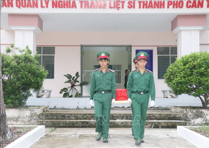 Các chiến sĩ đưa mẫu hài cốt đi giám định ADN. Ảnh: Ngọc Thiện - TTXVN