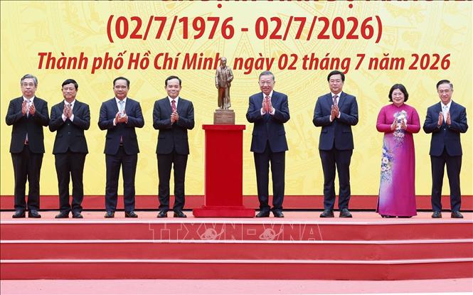 Tổng Bí thư, Chủ tịch nước Tô Lâm trao bức tượng Chủ tịch Hồ Chí Minh tặng Đảng bộ, chính quyền và nhân dân Thành phố Hồ Chí Minh. Ảnh: Thống Nhất – TTXVN