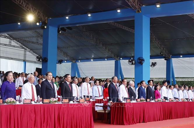 Tổng Bí thư, Chủ tịch nước Tô Lâm, các đồng chí lãnh đạo, nguyên lãnh đạo Đảng, Nhà nước thực hiện nghi thức chào cờ. Ảnh: Thống Nhất – TTXVN