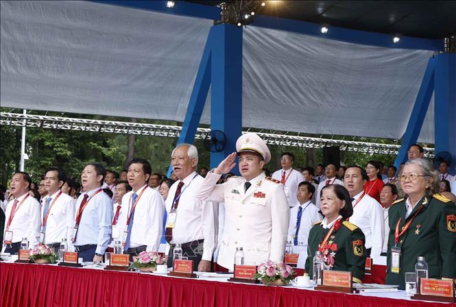 Các đại biểu thực hiện nghi thức chào cờ. Ảnh: Thống Nhất – TTXVN