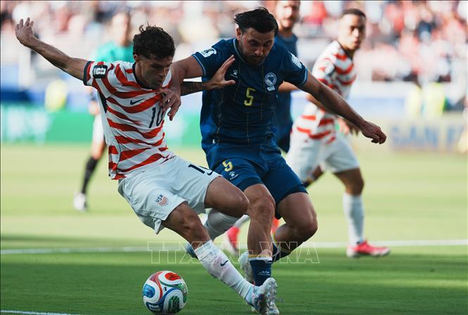 Pha tranh bóng giữa Christian Pulisic (trái) của đội tuyển Mỹ và Sead Kolasinac của Bosnia & Herzegovina. Ảnh: THX/TTXVN phát