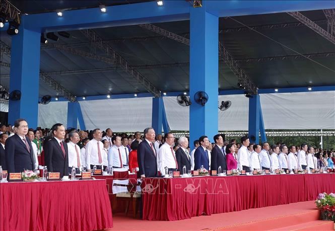 Tổng Bí thư, Chủ tịch nước Tô Lâm, các đồng chí lãnh đạo, nguyên lãnh đạo Đảng, Nhà nước thực hiện nghi thức chào cờ. Ảnh: Thống Nhất – TTXVN